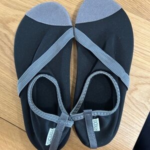 FitKicks Live Well Back & Grey Flex Form Sole